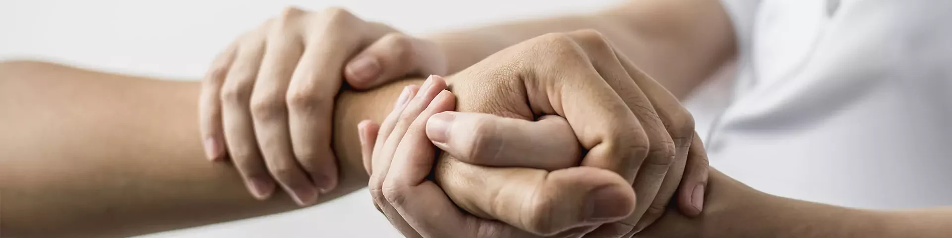 Behandlung eines Handgelenks Physiotherapeut behandelt das Handgelenk eines Patienten durch leichte Massage