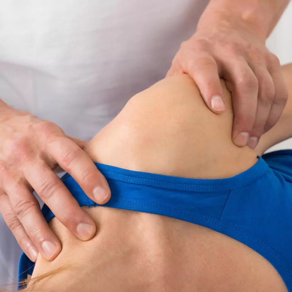 schulterbehandlung Nahaufnahme der Schulter einer Patientin, die von einem Therapeuten behandelt wird
